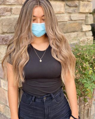 Im still feeling the summer vibes through hair 🌞🌻🌻 
•
•
• 
#bakersfield #bakersfieldhair #bakersfieldhairstylist #bakersfieldsalon #bakersfieldhairsalon #btc #behindthechair #redkenshadeseq #redkenobsessed #redken #redkenflashlift #modernsalon #highlights #balayage #hairgoals