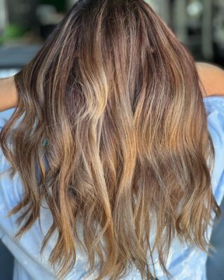 This color correction tho 🤤 swipe for before 👉 
•
•
•
#colorcorrection #balayagehighlights #balayagehair #bakersfield #balersfieldhair #bakersfieldhairstylist #bakersfieldhairsalon #bakersfieldsalon #redkenshadeseq #schwarzkopf